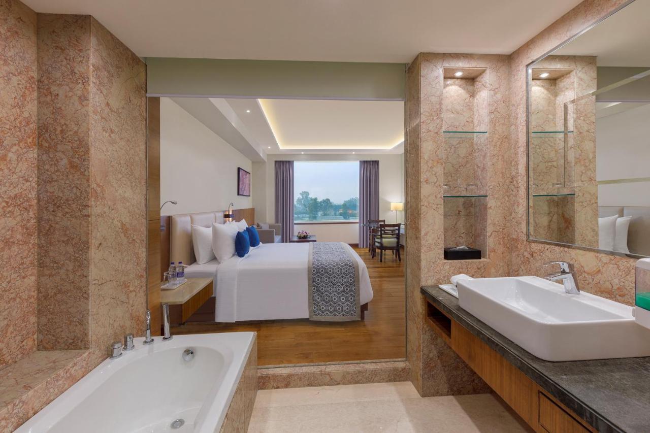 Viraj Sarovar Portico Jammu Εξωτερικό φωτογραφία